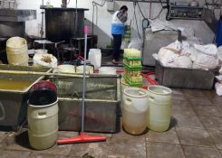 فیلم | کشف کارگاه تولید «نبات» در جنوب تهران با کارگران افغانی فیلم | کشف کارگاه تولید «نبات» در جنوب تهران با کارگران افغانی